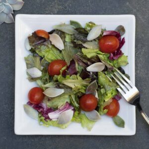 Ensalada de suculentas con graptopetalum paraguayense tomates y lechugas
